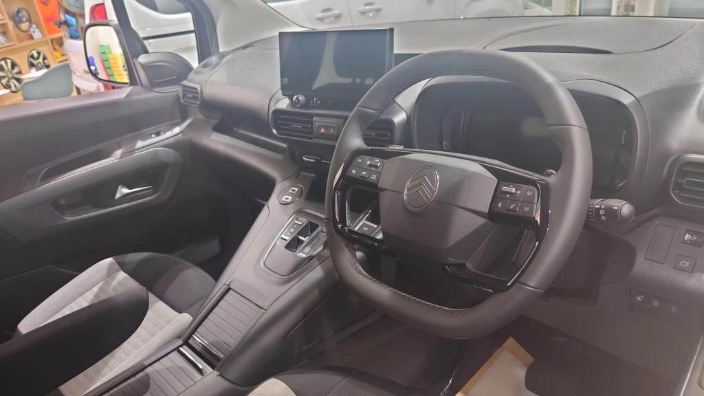 NEW BERLINGO LONG グリーンシルカ展示中🟢